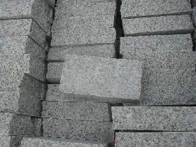 Silver granite sett feature banding